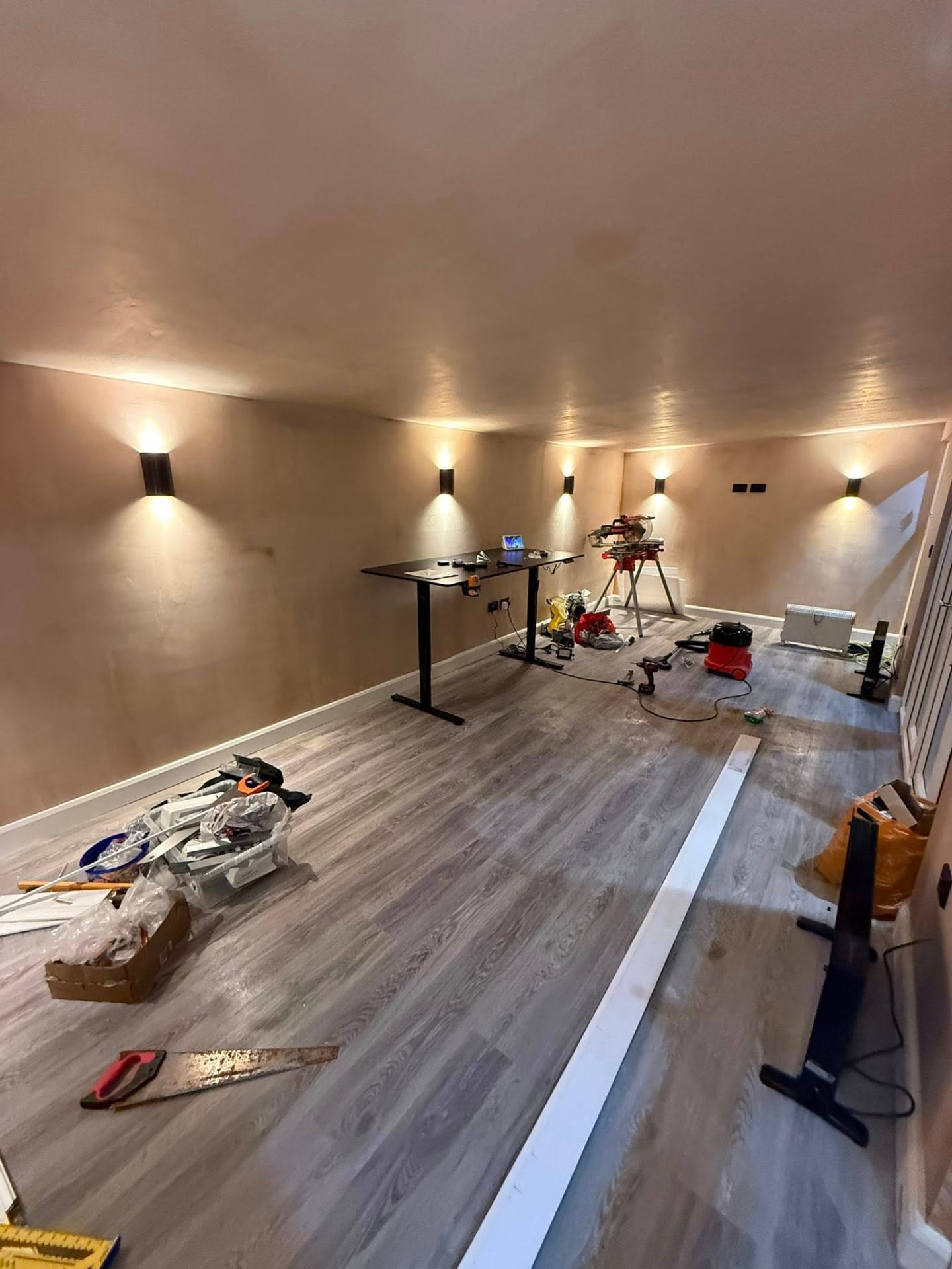 Room with wall lights and lighting scheme